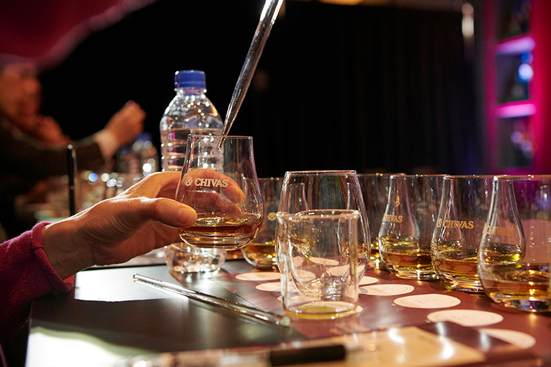 ブレンダー気分が味わえる？ 「シーバスリーガル」がウイスキーのブレンド体験イベントを実施