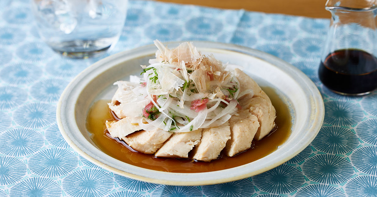 メインビジュアル：めんつゆでいただく！ 「ささみの新玉ねぎ梅和えのせ」〈家飲みおつまみレシピ〉