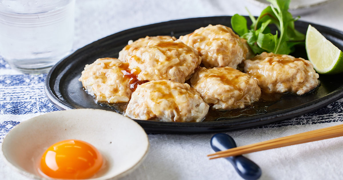 メインビジュアル：レンチンで驚きのふわふわ食感！ 「鶏つくね」〈家飲みおつまみレシピ〉