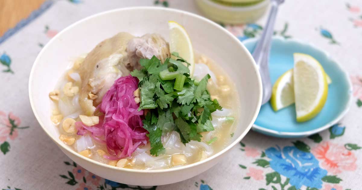 メインビジュアル:〈シメに食べたい家飲みレシピ④〉骨付き鶏のフォー