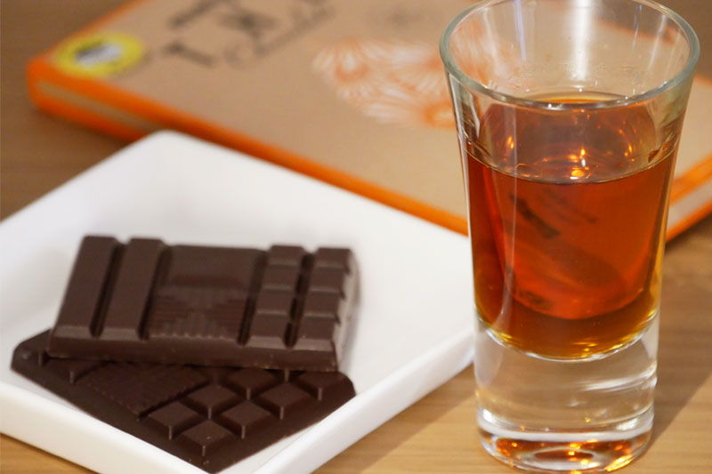 メインビジュアル:ソムリエが舌で、香りで探る。チョコ × お酒のベストペアリング
