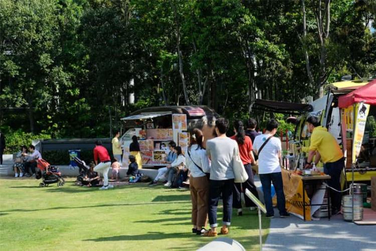 開放感重視!アウトドア大好き!という方には屋外の会場として「芝生広場」が用意