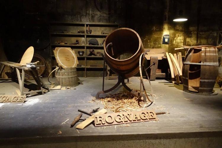 味わいを大きく左右する樽へのこだわりは強い。樽づくりの工程をしっかり見せていた