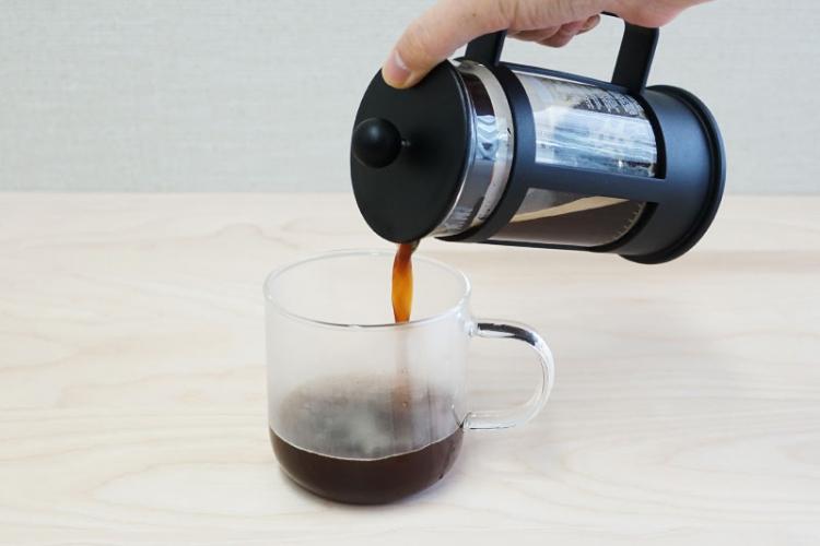 Pour the coffee in a cup.