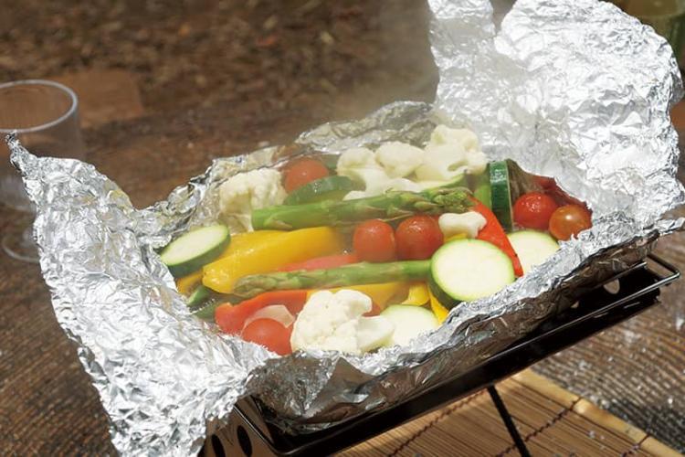 野菜が蒸し上がりました！　オリーブオイルをサッとひと回しかけましょう