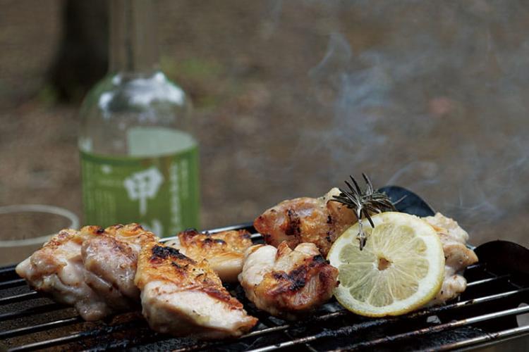 「鶏肉のレモン焼き」はクラフトビールと。