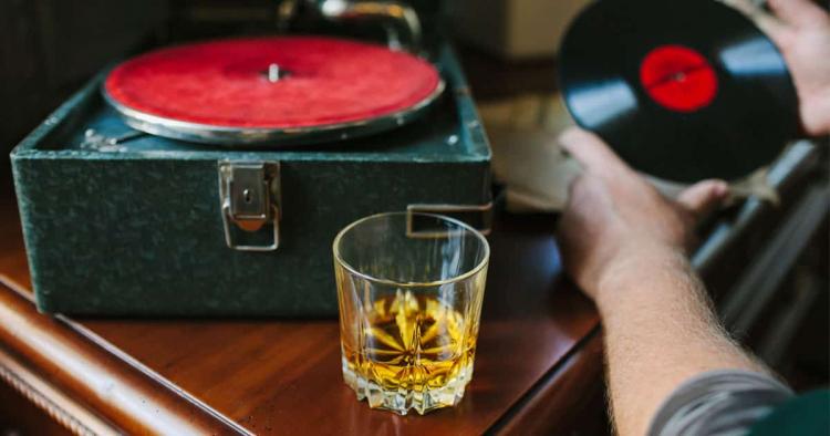 イラストレーター・ヒロミチイト氏のおすすめ家飲み音楽とは?《私の家飲みプレイリスト①》