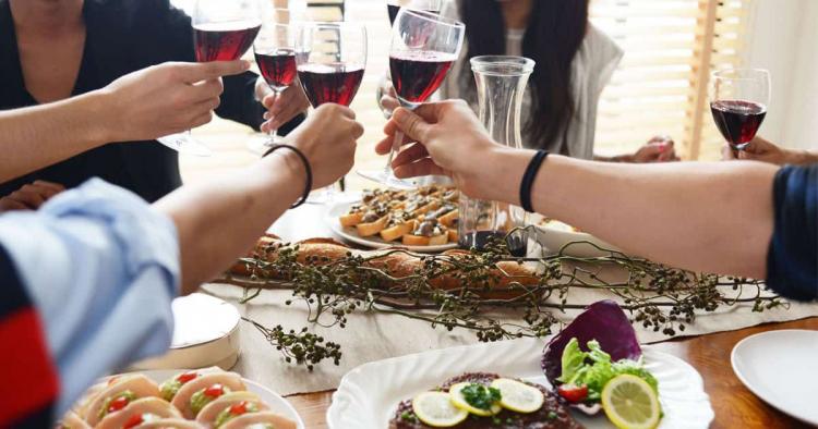 いつもの家飲みを「ホームパーティー」にする4つのコツとは?