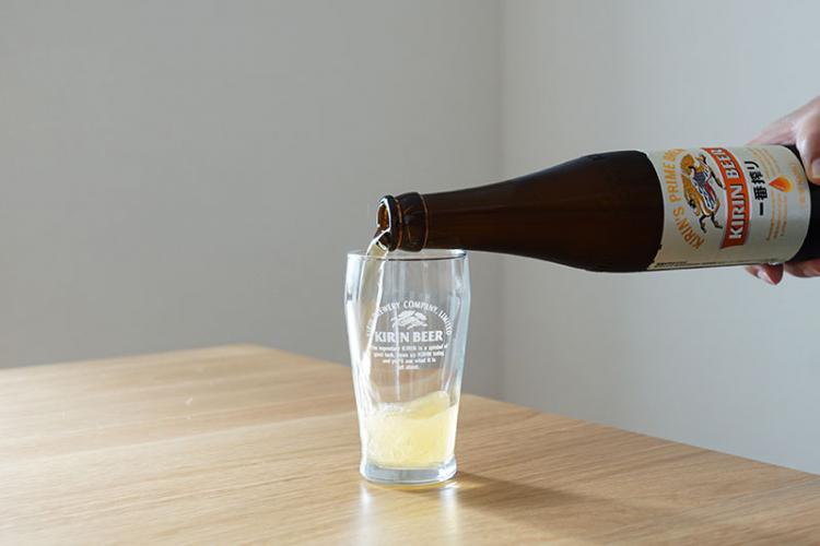 静かに少しずつビールを注ぐ