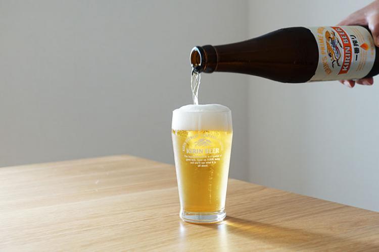 再び、静かに注ぎ入れてふちまでいっぱいにする