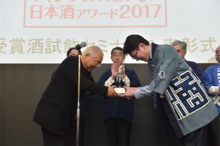 ワイングラスで飲むとおいしい日本酒とは?