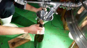 袋吊りで搾ると普通にプレスして搾るのとは、味わいの綺麗さがまったく違います