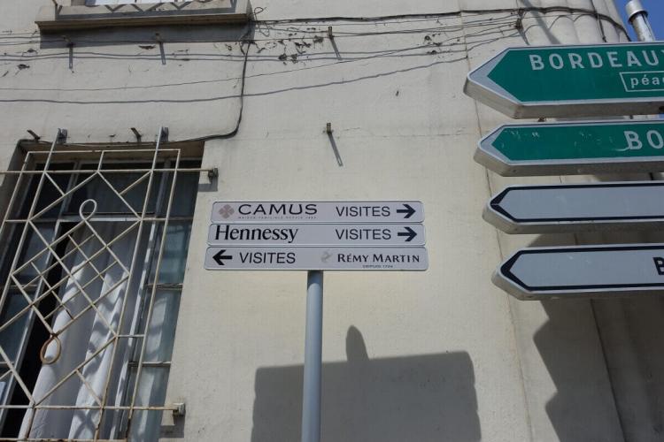 町ではコニャック・メゾンへの案内があちこちにある