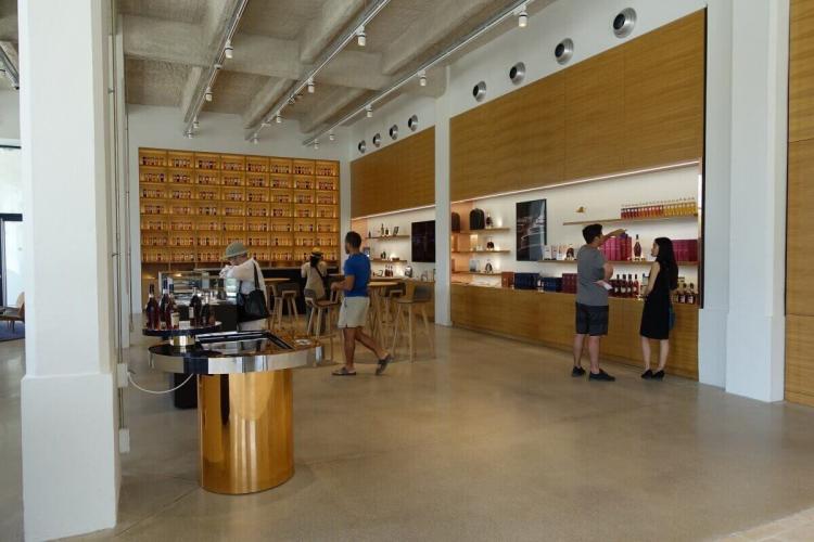 見学ツアーの出発までロビーでくつろぐ。お土産物を物色する人も多い