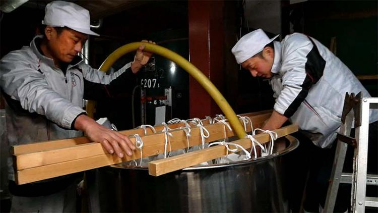 袋吊りという特殊な搾り方でお酒を抽出01