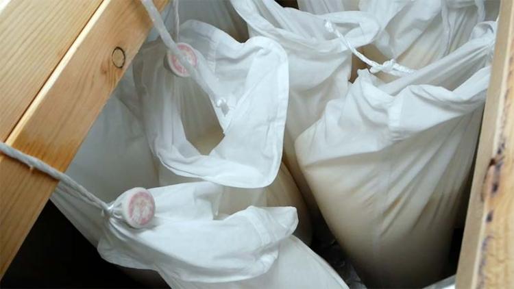 袋吊りという特殊な搾り方でお酒を抽出02