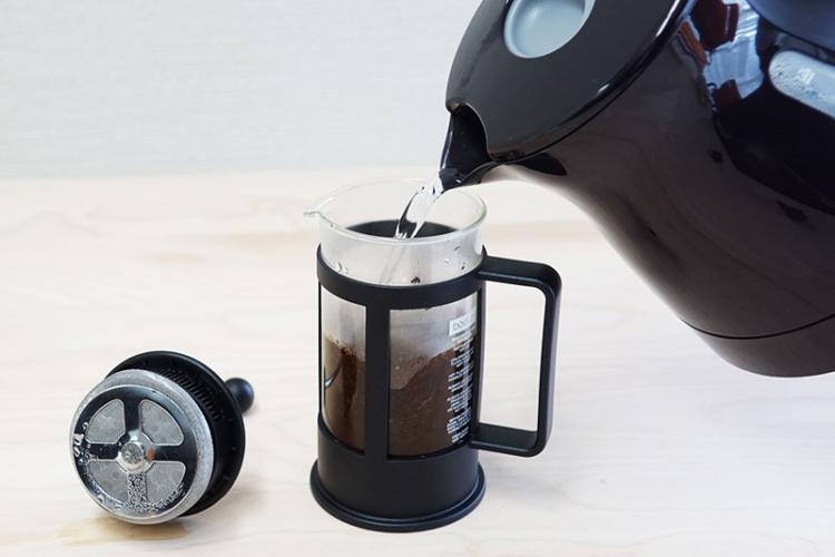 適量のお湯を入れます