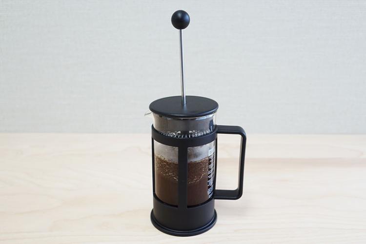 4分間待ちます。フィルターはまだお湯には浸けません。