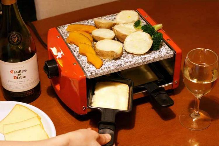 スライスしたラクレットを「マイフライパン」に載せて、グリルの下段に