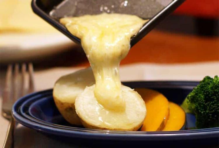 ほくほくのジャガイモと、少しクセのある濃厚なチーズ。食べ始めたら、もう止まりません。