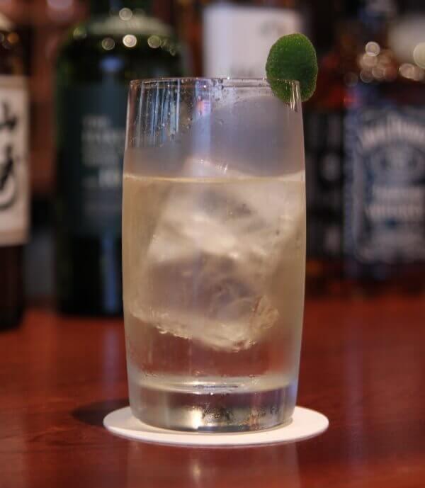 大きな氷とよくステアしてウイスキーを冷やし、冷たいソーダを注いでライムピールをグラスに