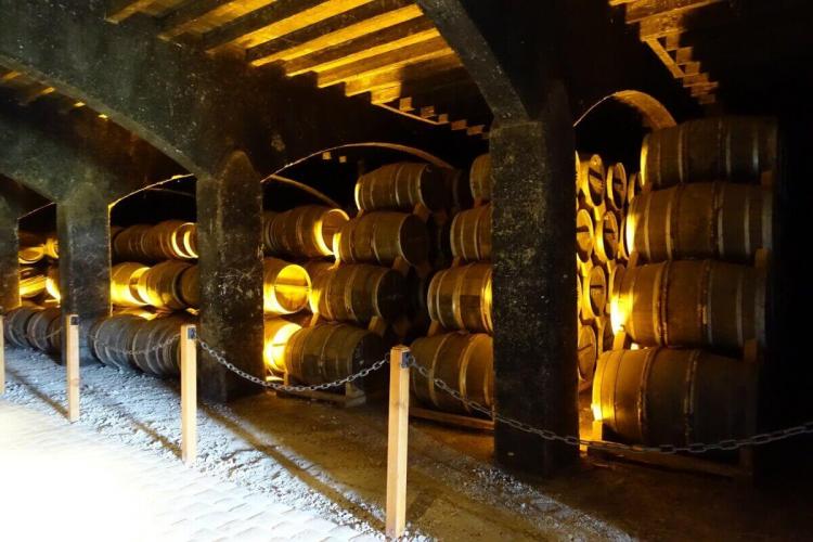 コニャックを熟成させる樽貯蔵庫
