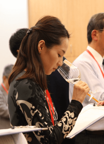 香りが凝縮されるので、口を近づけるとお酒の香りがよくわかります