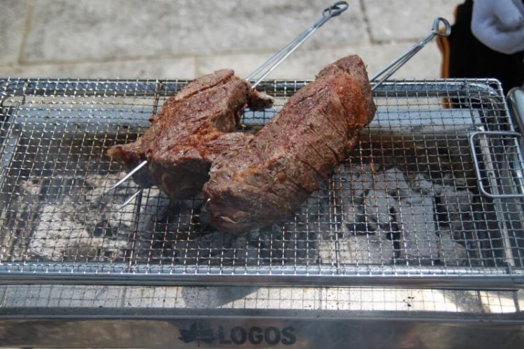 ブロック肉（塩、胡椒、クミン、ローズマリー等をもみ込んで一晩おく）01