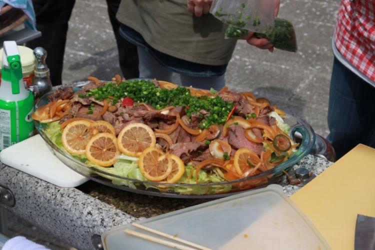 ブロック肉（塩、胡椒、クミン、ローズマリー等をもみ込んで一晩おく）を盛り付け