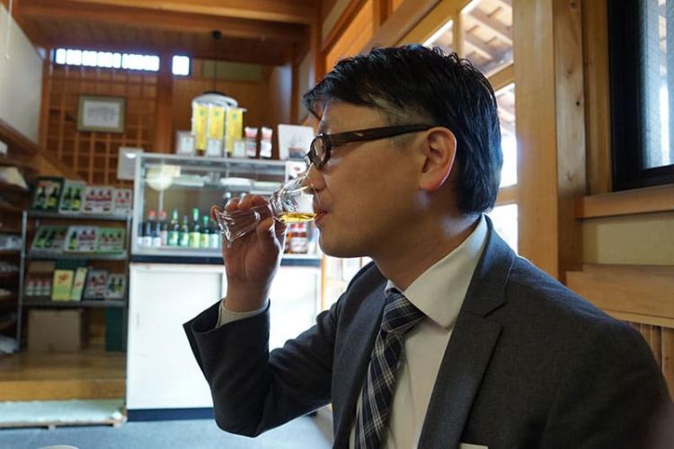 ここでみりんを試飲。正直、生まれて初めての体験です