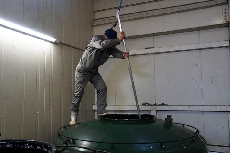 社長自ら撹拌。「櫂入れ」と呼ばれる重労働です。