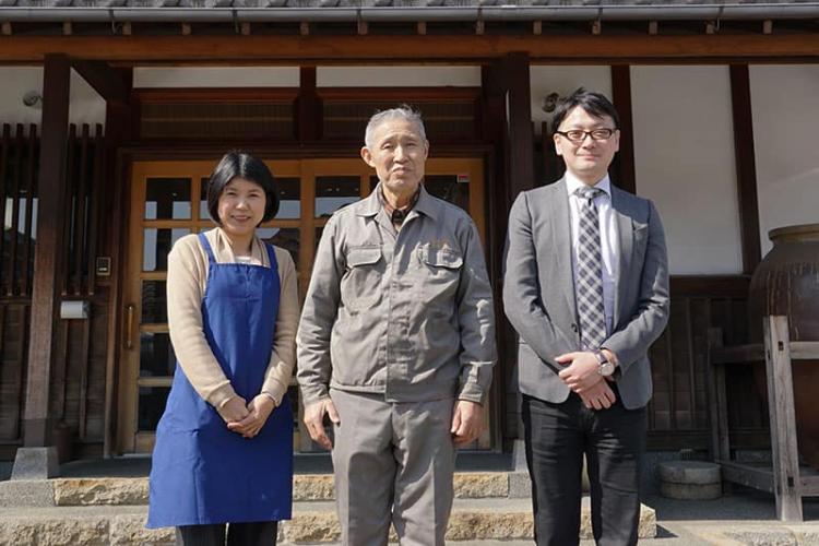 お出迎えいただいたのは、角谷文治郎商店の角谷利夫社長(中央)と、社長の長女の文子(あやこ)さん(左)