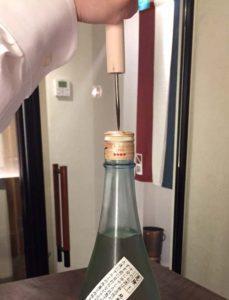 基本的には、キャップシールの上からキリや画鋲で穴を開け、少しずつ空気に触れさせます。