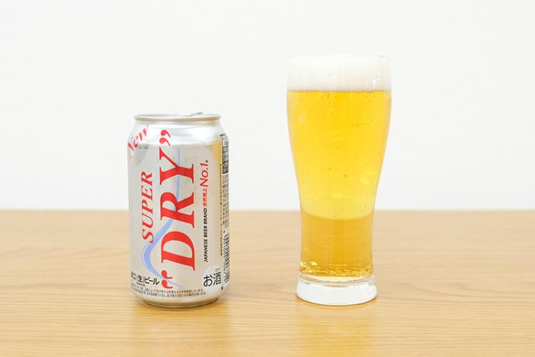 グラスに注いだアサヒ スーパードライ