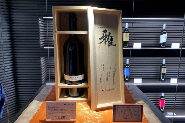 『ロイヤルブルーティー』のフラッグシップ商品「KING OF GREEN MASA(雅)」は750mlで2万円(税別)。写真はその最上級品「King of Green MASA Super Premium 専用桐箱入り Series5, Vol.4」(30万円・税別)