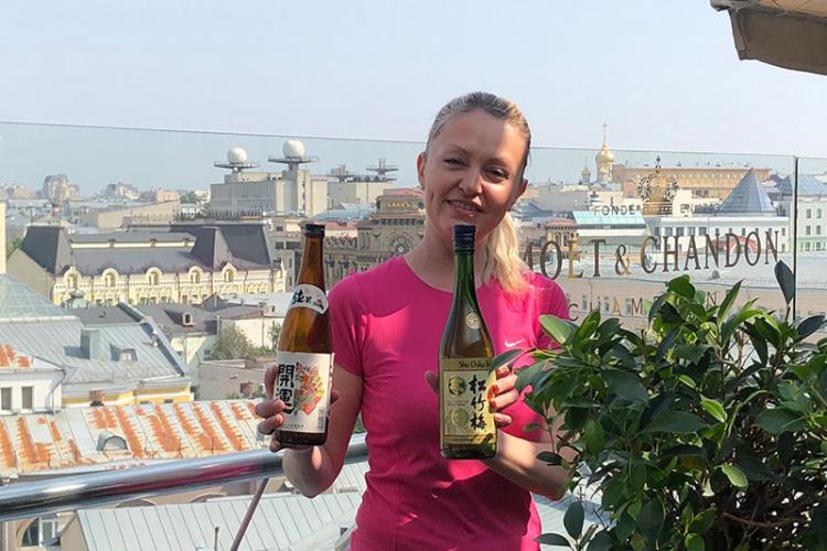 日本酒を手にしたロシア女性