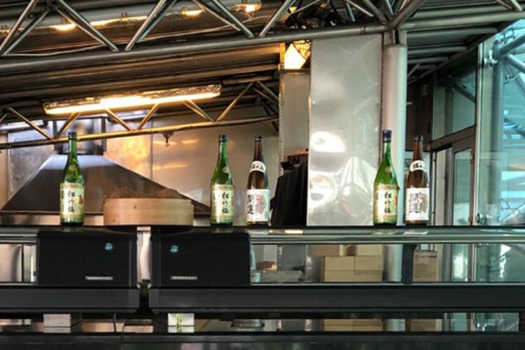 レストランにディスプレイされた日本酒の瓶