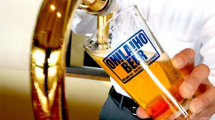 サーバーからビールを注ぐ
