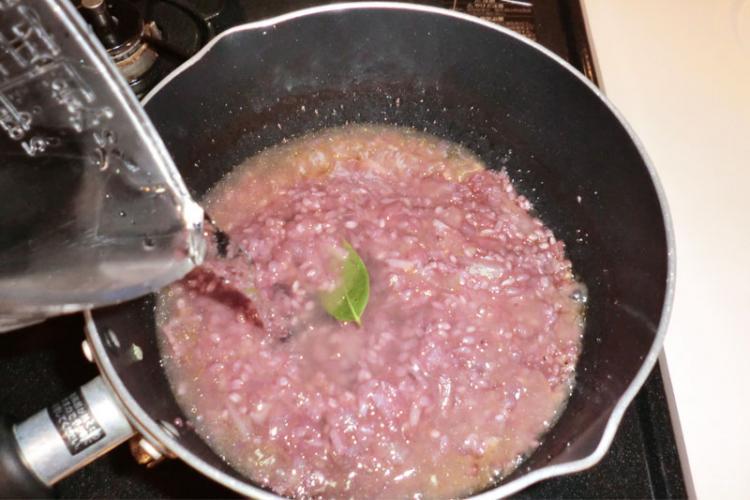 鍋にお湯をそそぐ