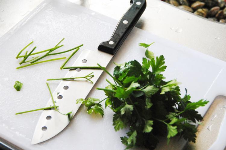 パセリと茎と葉にわける