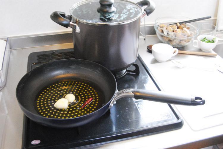 ニンニクと唐辛子を弱火で炒めます