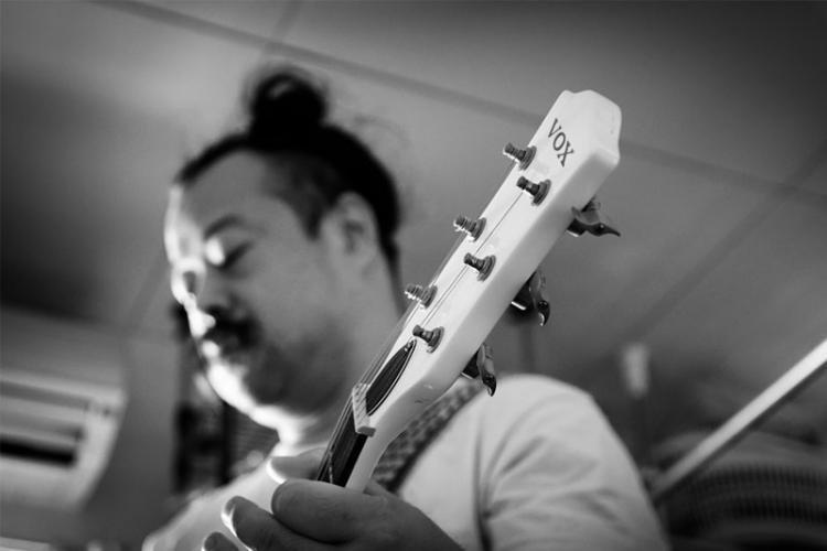 ギターを弾くマリオさん