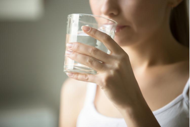 水を飲む