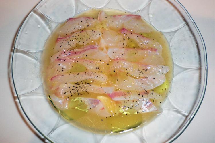 鯛の身を薄切りにし、器に並べます