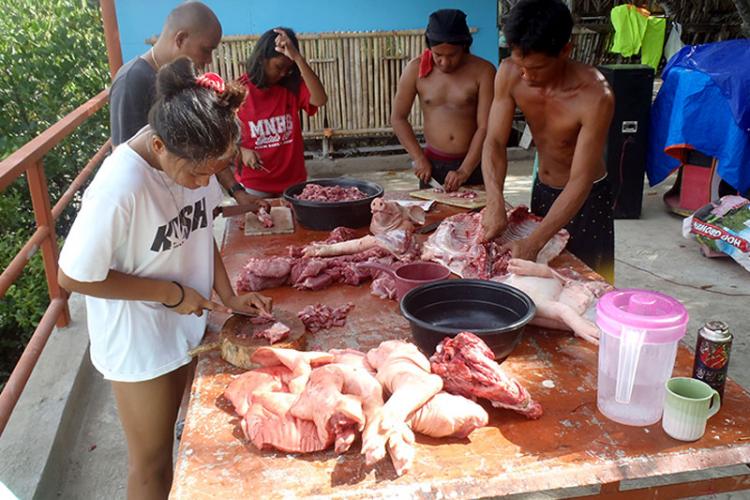 親戚一同で料理をする