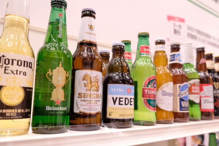 ビールの棚割提案では、イズミックが推薦する国産クラフトビールと人気輸入ビールを組み合わせ、今後さらに増加が見込まれる訪日客を意識した内容に