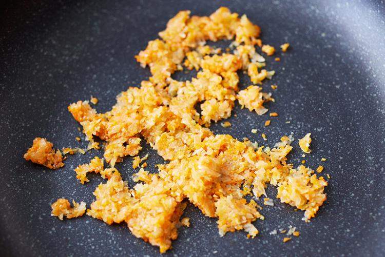 香味野菜は10分ほど炒めて甘みを引き出します
