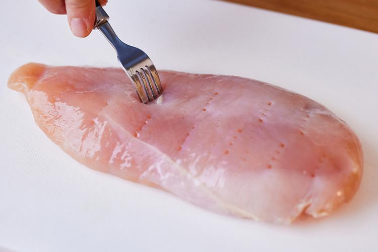むね肉の皮を外し、表面全体をフォークで刺す