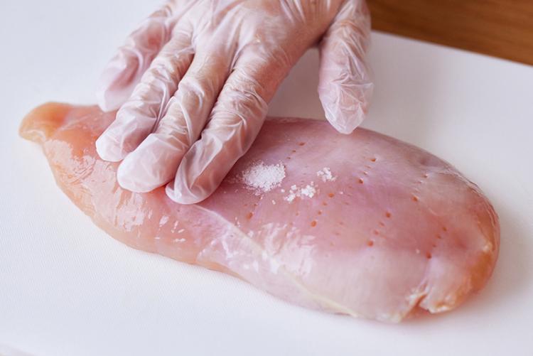 砂糖をすり込んだ後、塩をすり込む