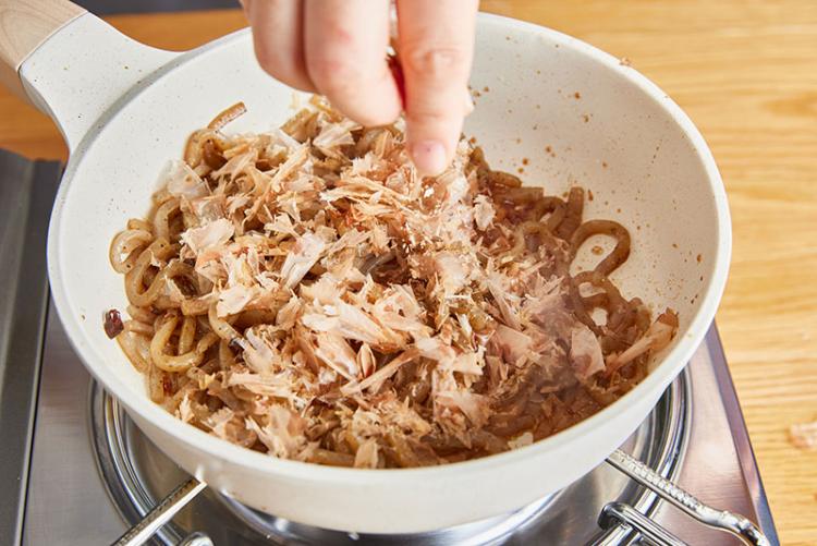 鰹節を入れる